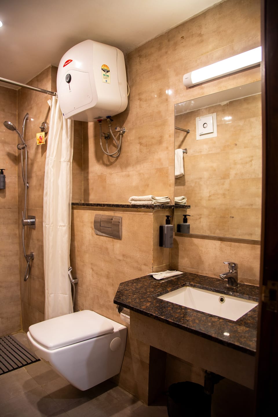 Executive Studio Suite, Balcony, City View | Bathroom | Shower, rainfall showerhead, free toiletries, slippers