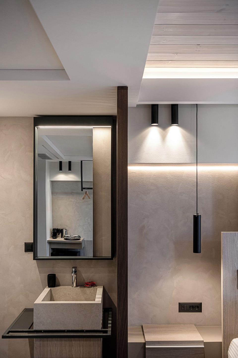 Deluxe Suite | Bathroom | Shower, rainfall showerhead, hair dryer, slippers
