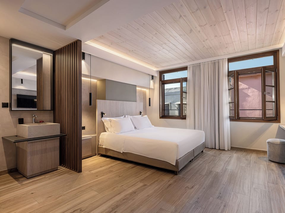 Deluxe Suite | In-room safe, blackout drapes, soundproofing, iron/ironing board