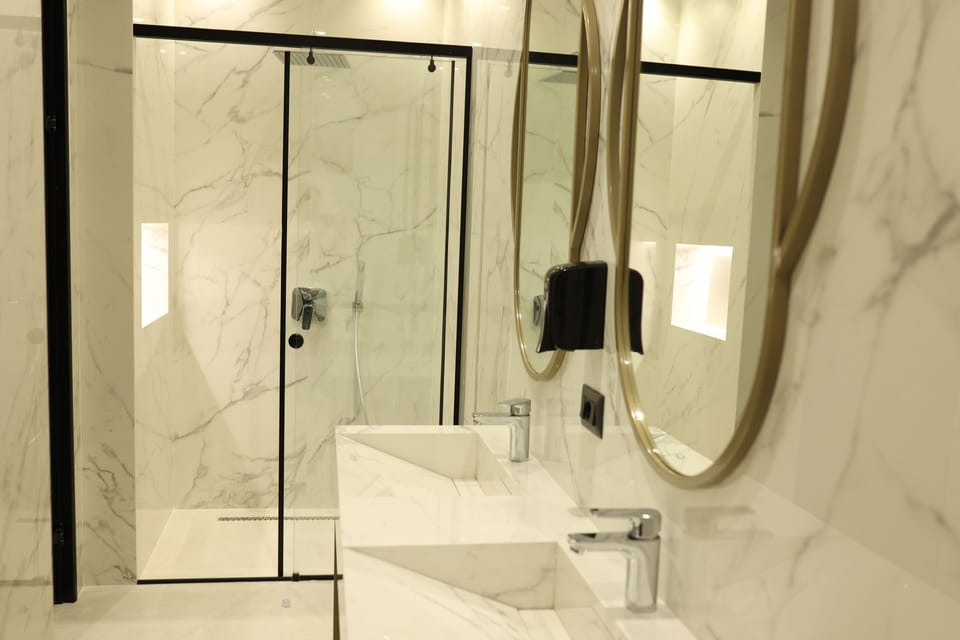 Deluxe Double Room, Hot Tub, Sea View | Bathroom | Free toiletries, bathrobes, slippers, towels