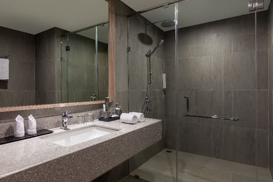 Suite | Bathroom | Shower, slippers, towels