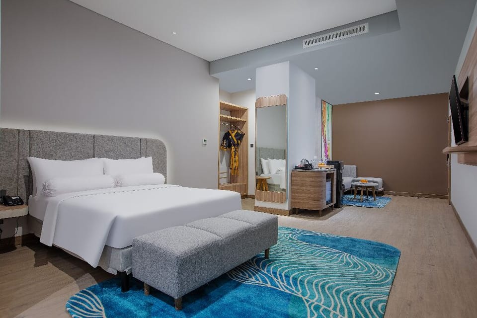 Suite | In-room safe, desk, WiFi (free), individually furnished