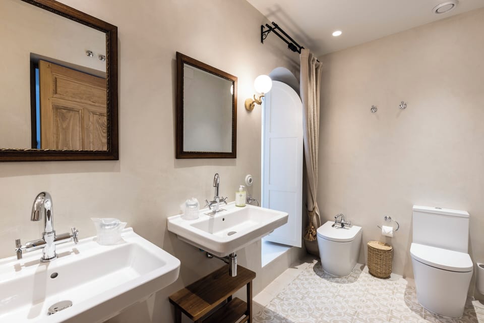 Standard Double Room | Bathroom | Shower, rainfall showerhead, hair dryer, bidet