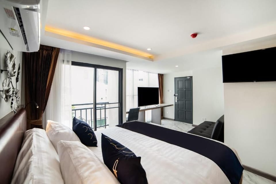 Deluxe Double Room | In-room safe, desk, soundproofing, free WiFi