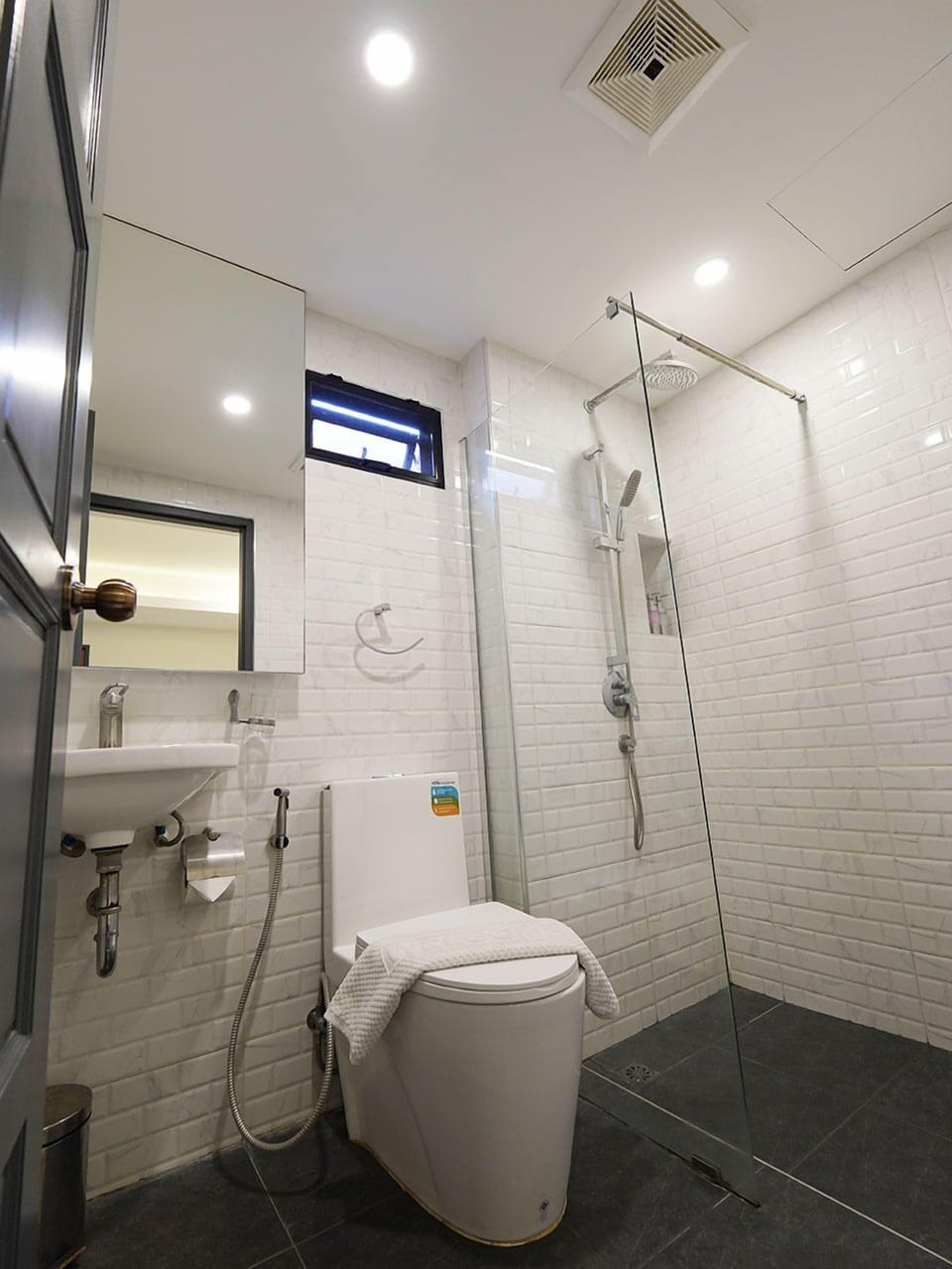 Standard Double Room | Bathroom | Shower, rainfall showerhead, hair dryer, slippers
