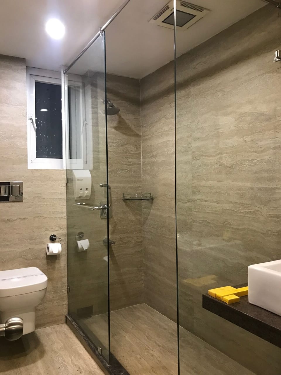 Shower, rainfall showerhead, free toiletries, towels