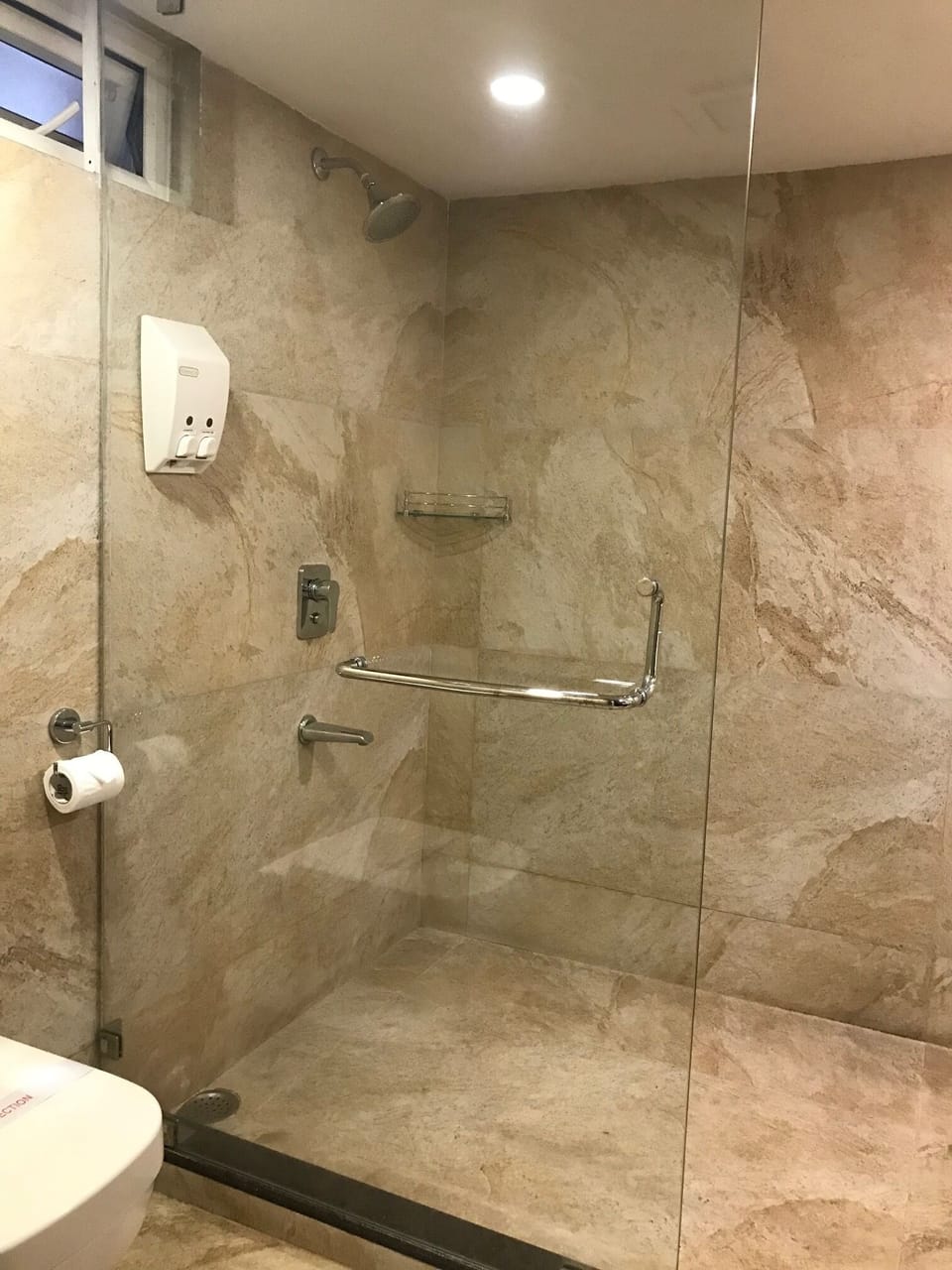 Club Room | Bathroom | Shower, rainfall showerhead, free toiletries, towels