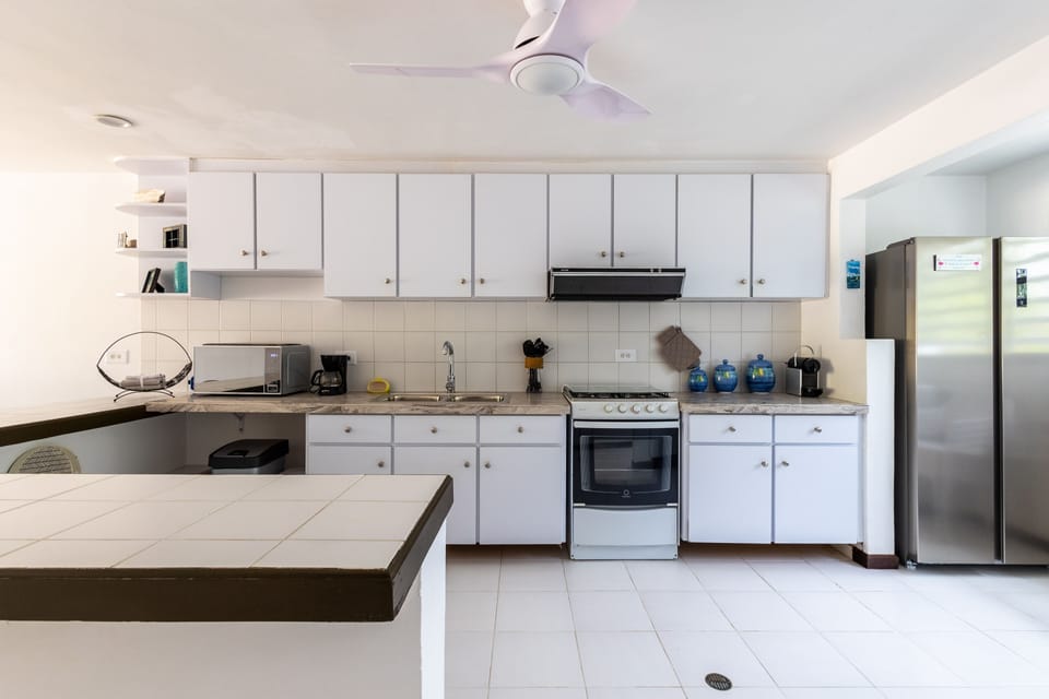 Panoramic House | Private kitchen | Full-size fridge, microwave, oven, coffee/tea maker
