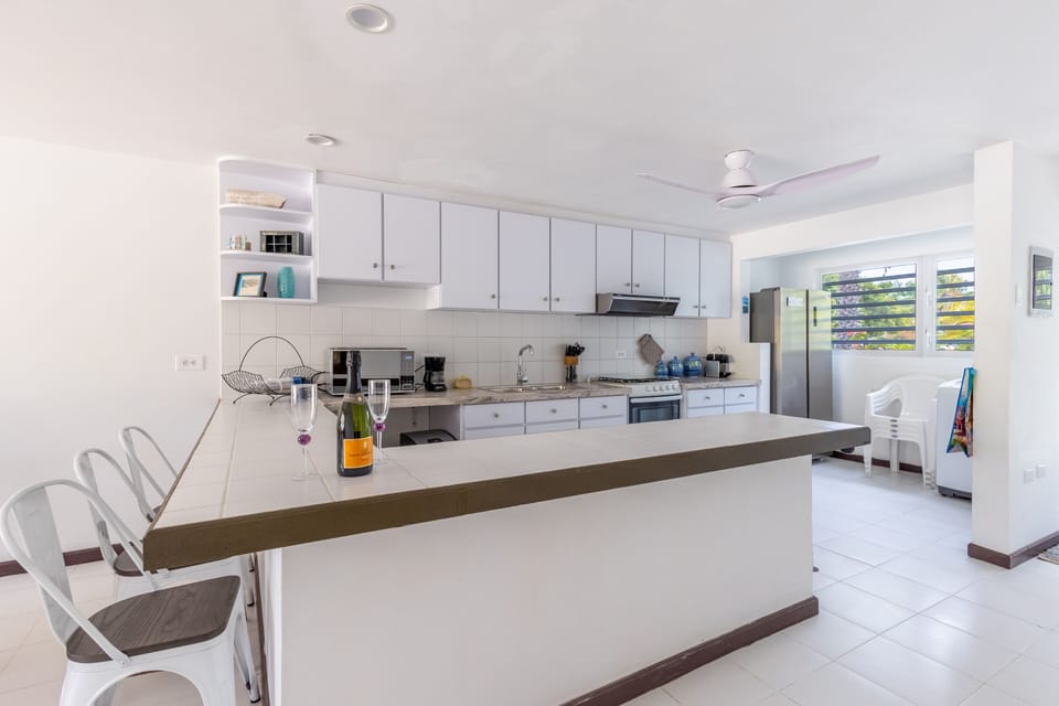Panoramic House | Private kitchen | Full-size fridge, microwave, oven, coffee/tea maker