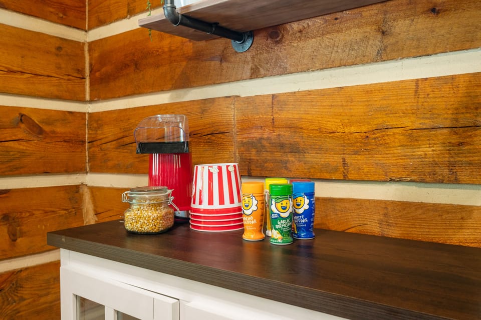 Popcorn maker with flavors