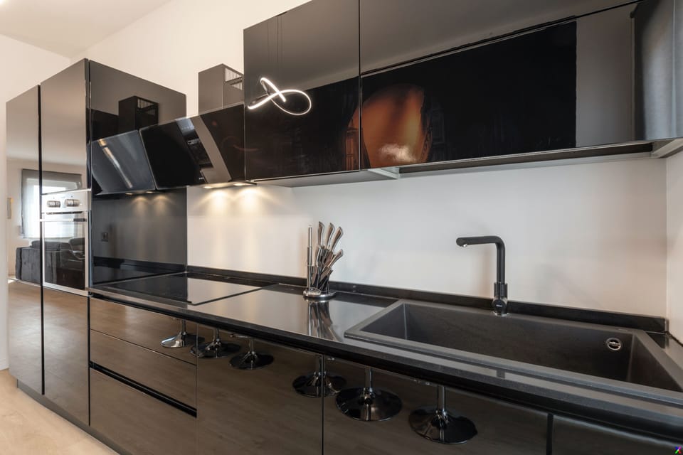 Deluxe Apartment | Private kitchen | Full-size fridge, microwave, oven, stovetop