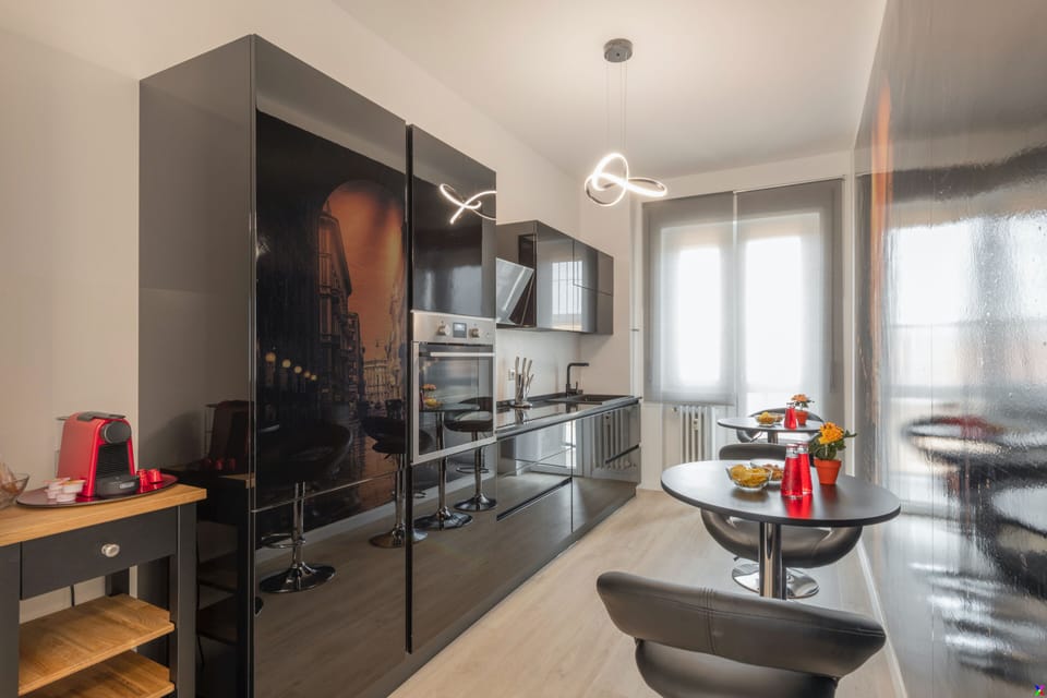 Deluxe Apartment | Private kitchen | Full-size fridge, microwave, oven, stovetop