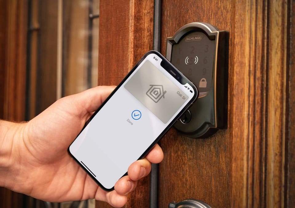 ✓ Smart lock w/ keyless entry code