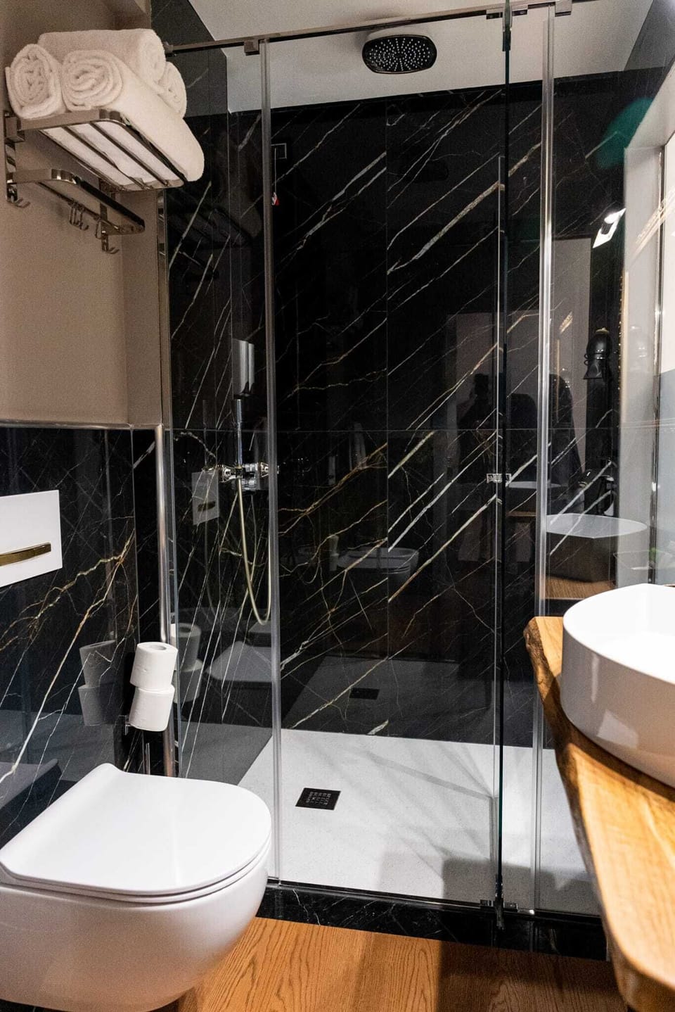 Exclusive Double Room, 1 King Bed | Bathroom | Shower, rainfall showerhead, free toiletries, hair dryer