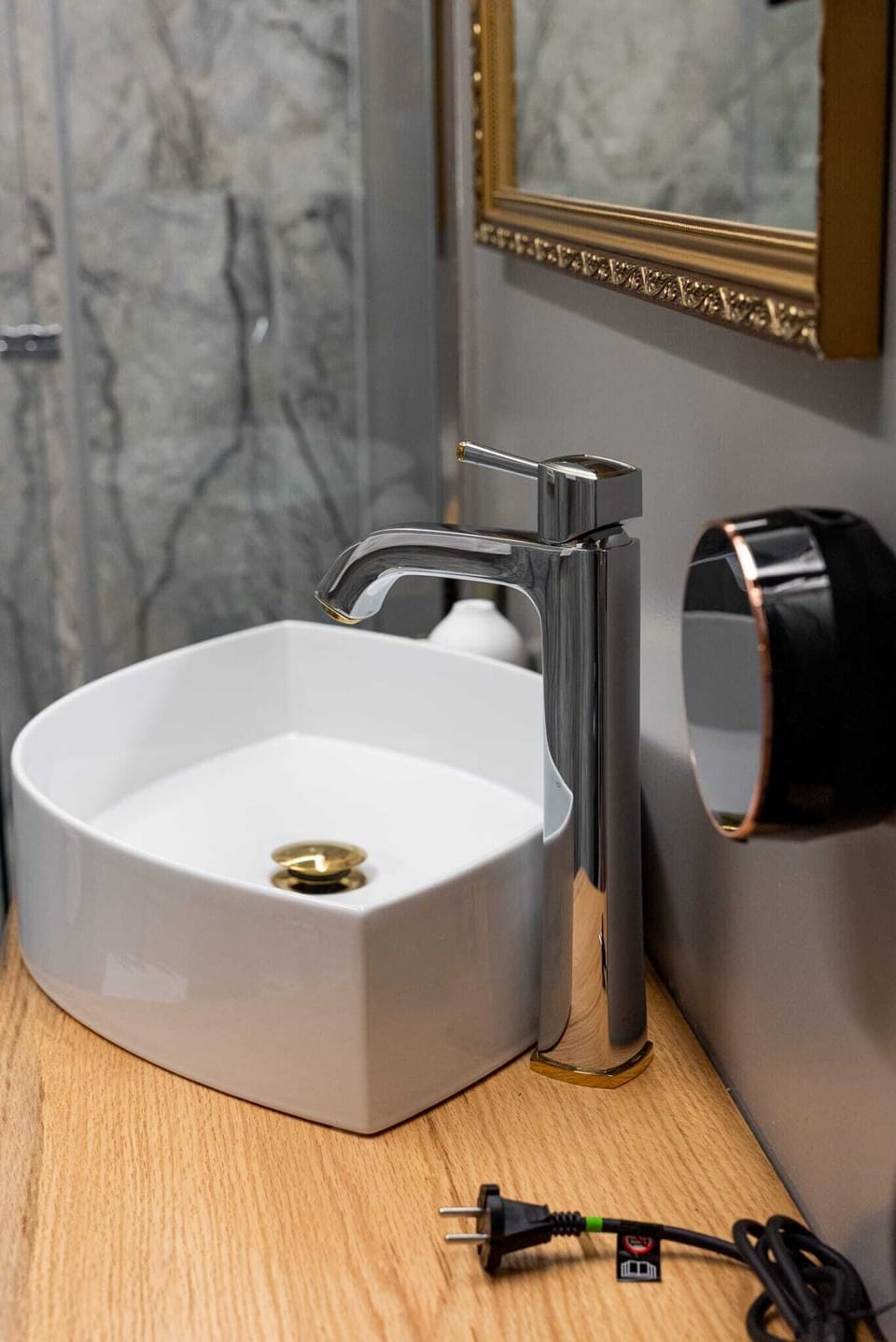 Classic Double Room | Bathroom | Shower, rainfall showerhead, free toiletries, hair dryer