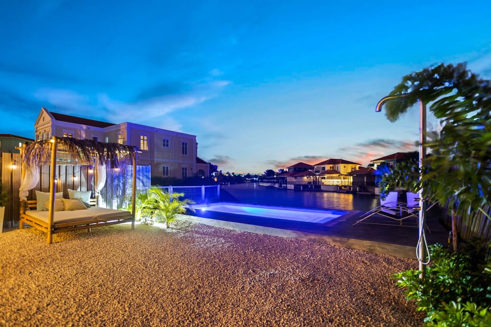 Outdoor pool, free cabanas, sun loungers