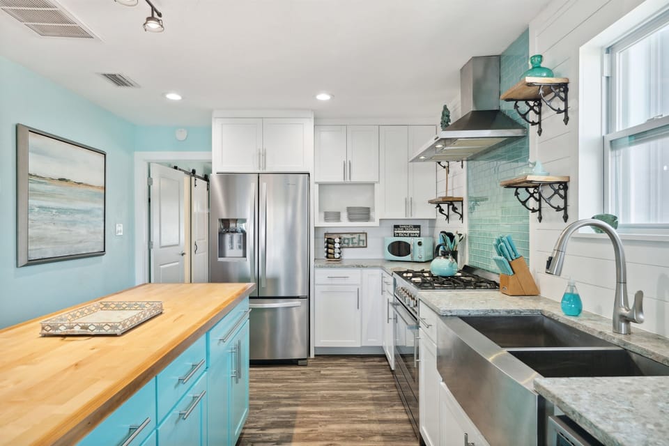 Fully updated chef's kitchen with lots of prep space