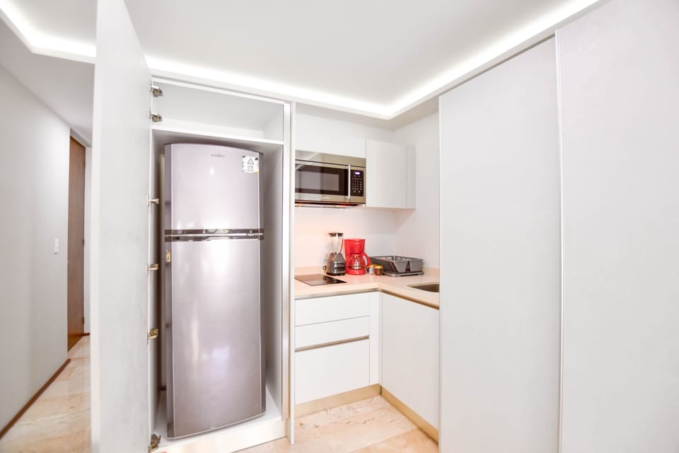 Deluxe Studio | Private kitchen | Fridge, microwave, toaster, blender