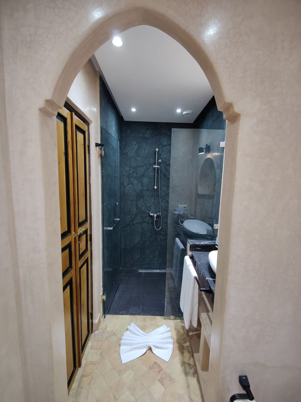Shower, rainfall showerhead, free toiletries, hair dryer