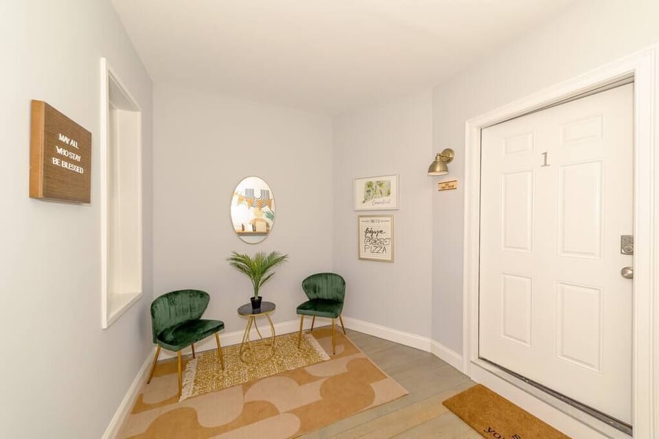 Foyer & Bag Storage