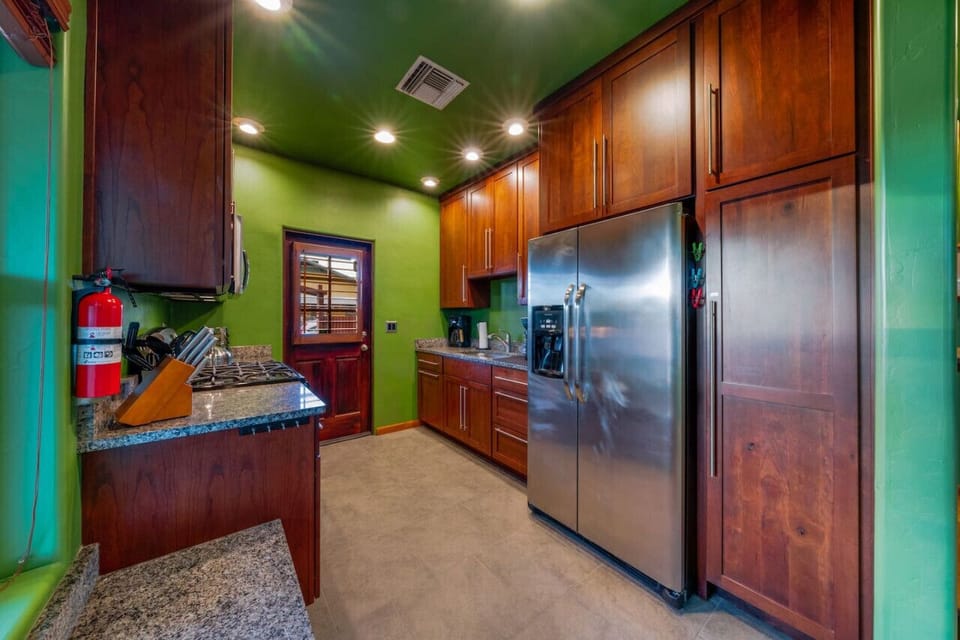 Updated, well-equipped kitchen (no dishwasher, small table in a cabinet)