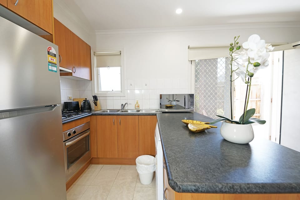 Comfort Apartment, 1 Queen Bed with Sofa bed, Non Smoking, Courtyard View | Private kitchen | Fridge, microwave, oven, stovetop