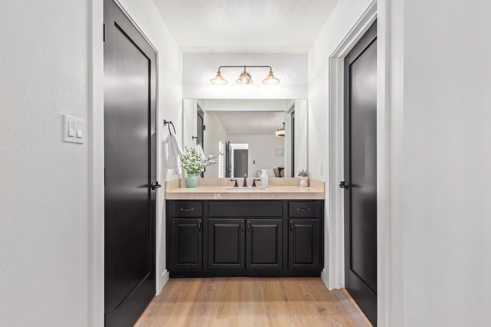 Bedroom 3 en-suite bathroom, walk-in closet. 