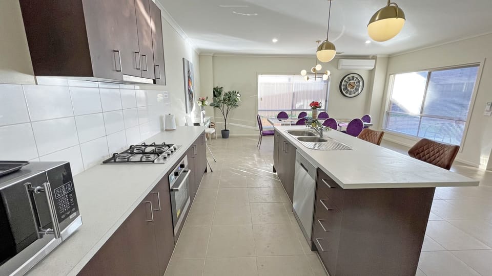Deluxe House | Private kitchen | Electric kettle, highchair