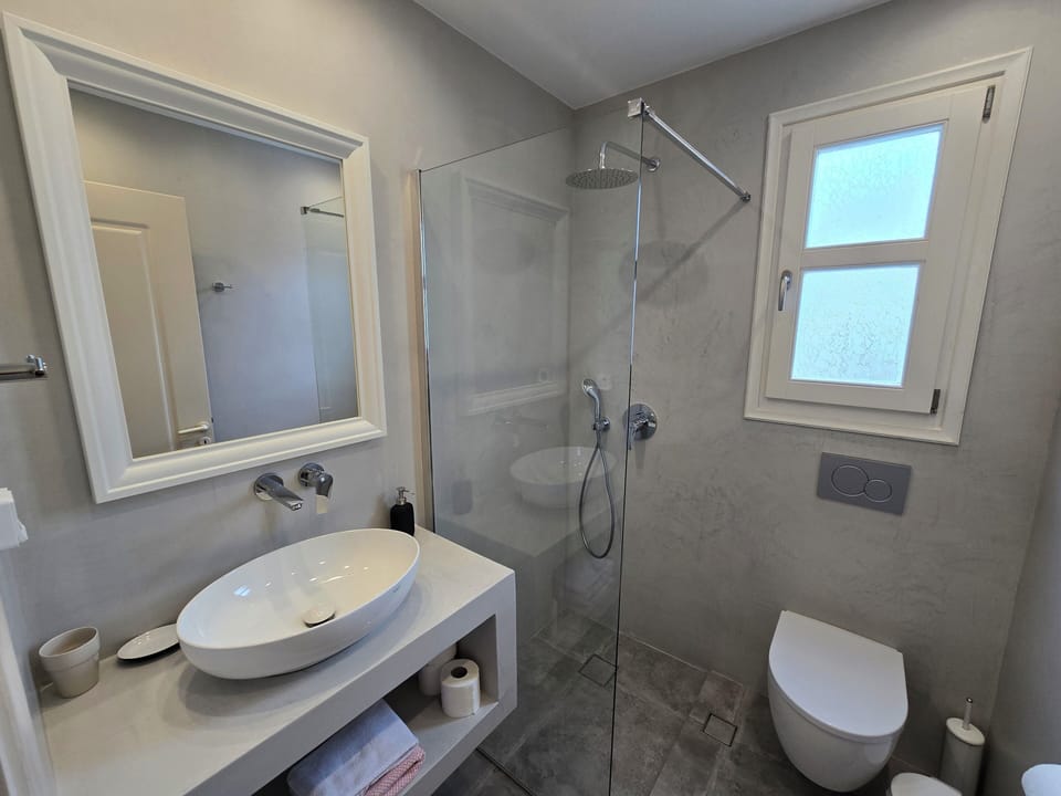 Comfort Apartment (Melissa) | Bathroom | Rainfall showerhead, towels