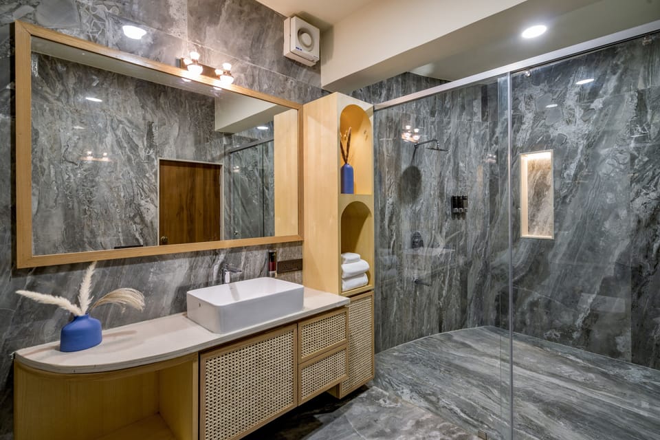 Executive Suite, 1 King Bed | Bathroom | Shower, rainfall showerhead, free toiletries, slippers