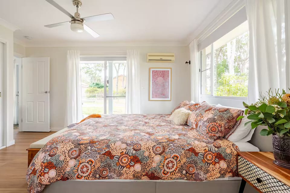 Large Main Bedroom with King bed, Ensuite, blackout blind, reverse cylcle & fan
