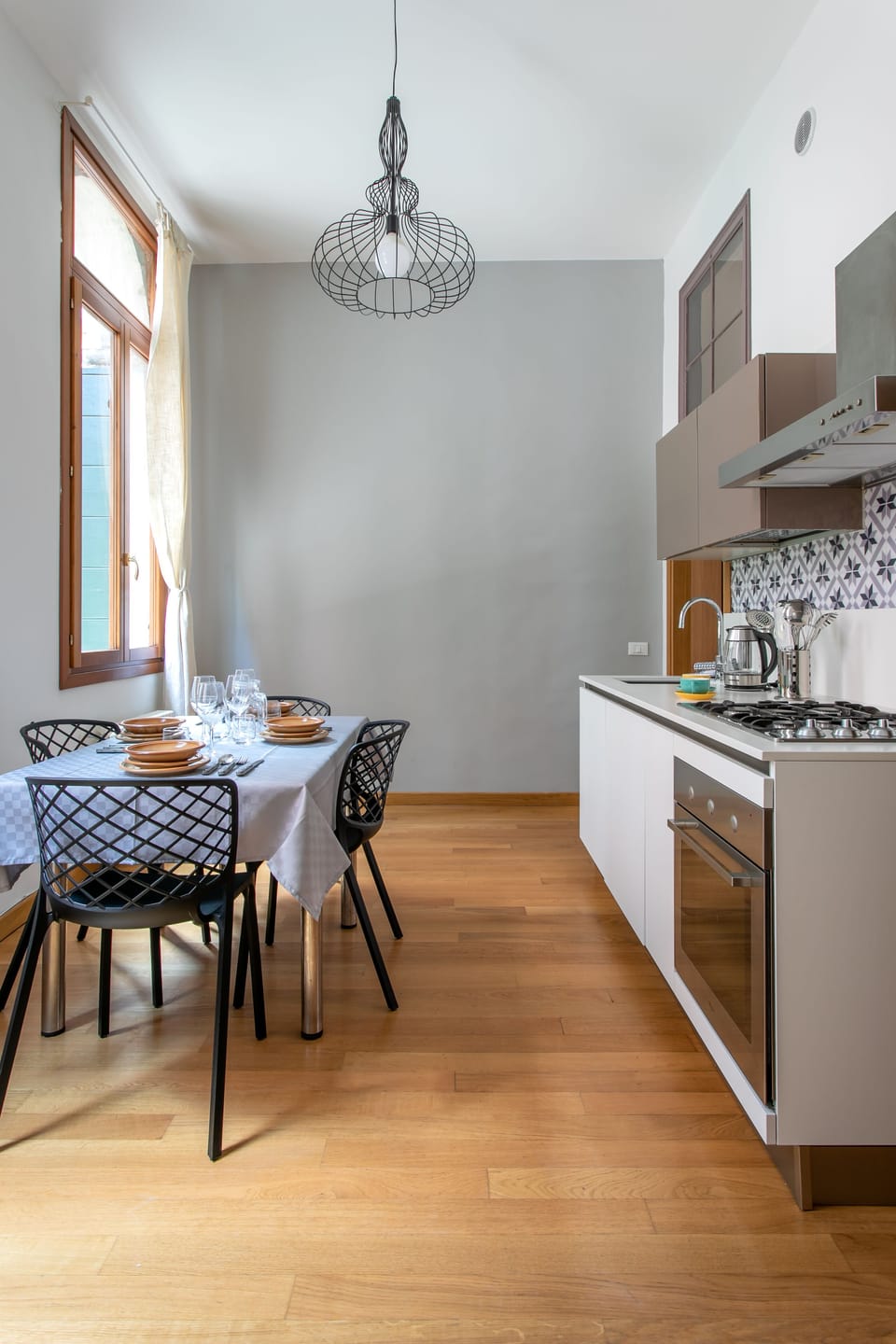 Full-size fridge, microwave, oven, stovetop