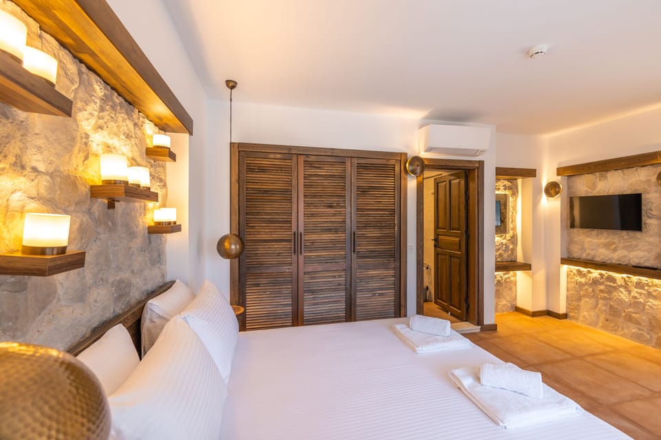Premium bedding, minibar, free WiFi, bed sheets