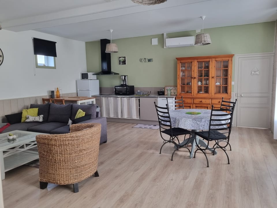 City Apartment, Garden View | Living area