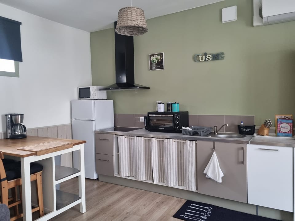 City Apartment, Garden View | Private kitchen