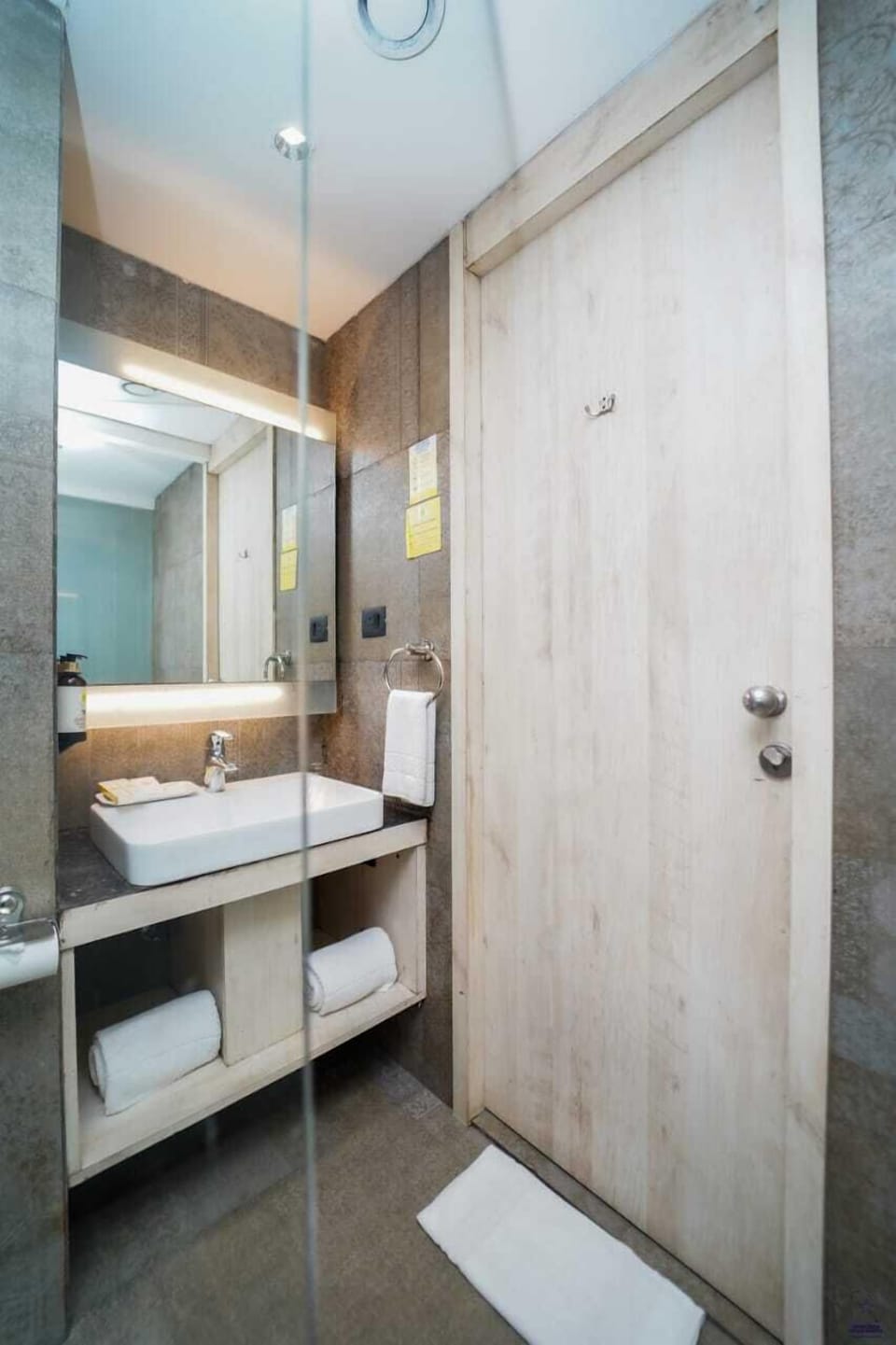 Classic Room | Bathroom | Shower, rainfall showerhead, free toiletries, towels