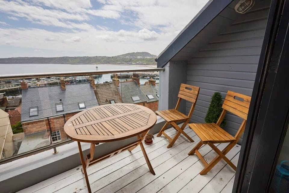 The Hideaway, Scarborough - Host & Stay