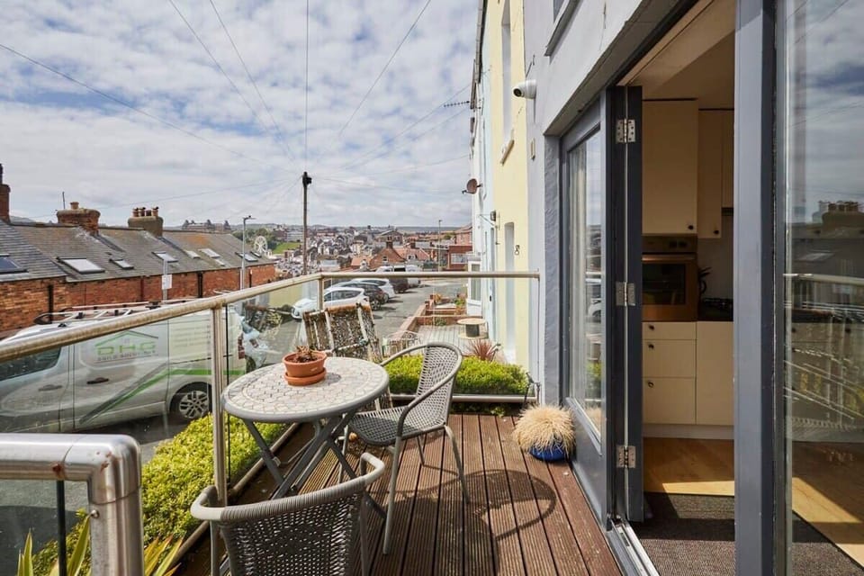 The Hideaway, Scarborough - Host & Stay