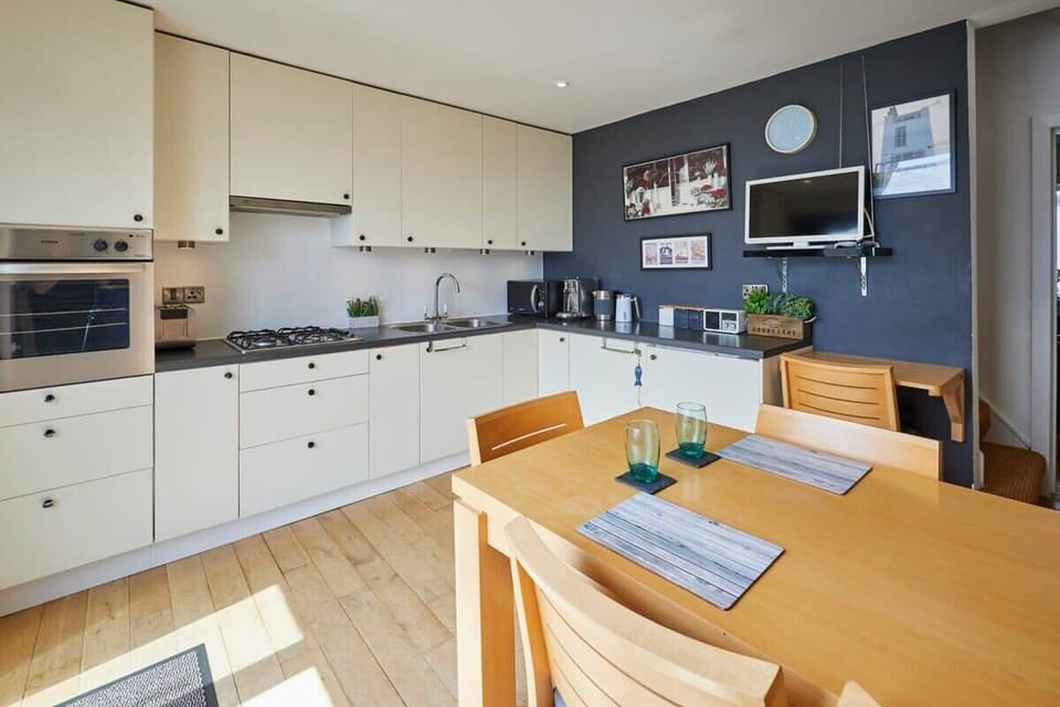 The Hideaway, Scarborough - Host & Stay