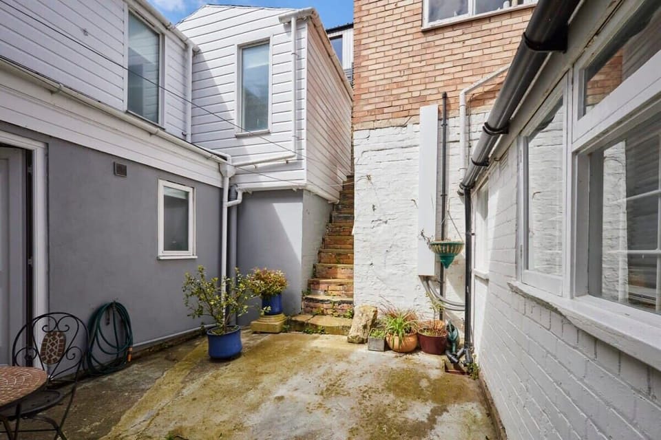 The Hideaway, Scarborough - Host & Stay