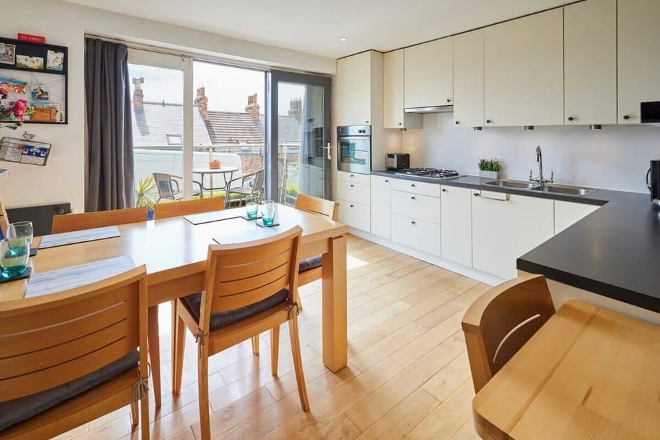 The Hideaway, Scarborough - Host & Stay