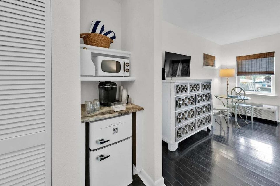 Kitchenete-This area does not have a kitchen sink
