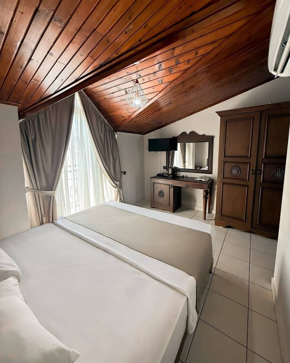 Premium bedding, minibar, in-room safe, WiFi (free)
