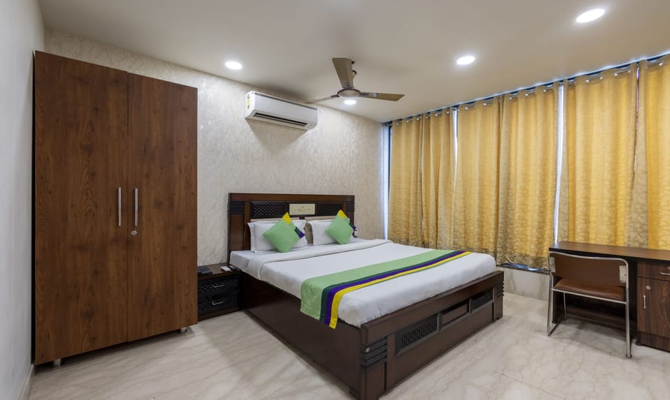 Deluxe Room | Desk, soundproofing