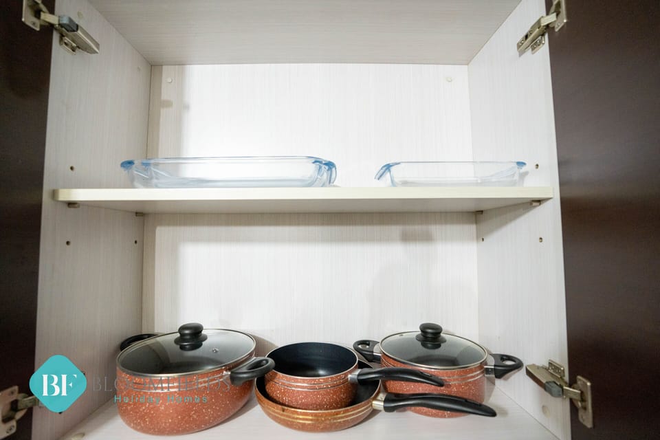 Basic Apartment | Private kitchen | Fridge, microwave, cookware/dishes/utensils