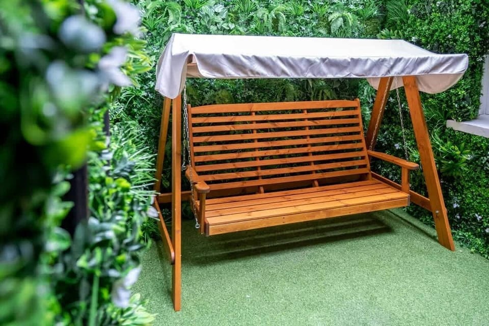 Garden | Having a beautiful hidden gem of a private garden in the heart of Central London is a rare and exceptional bonus! It features a cozy swing sofa and charming sitting benches, providing the spot to relax and unwind in peaceful seclusion.