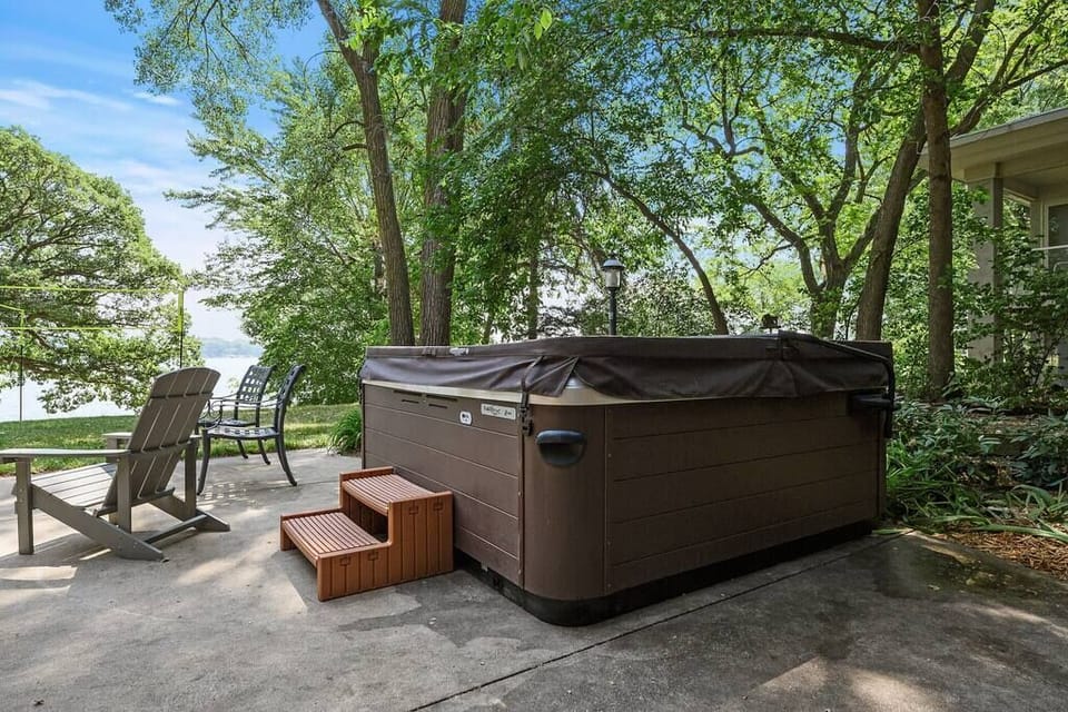 Large, easy to use hot tub