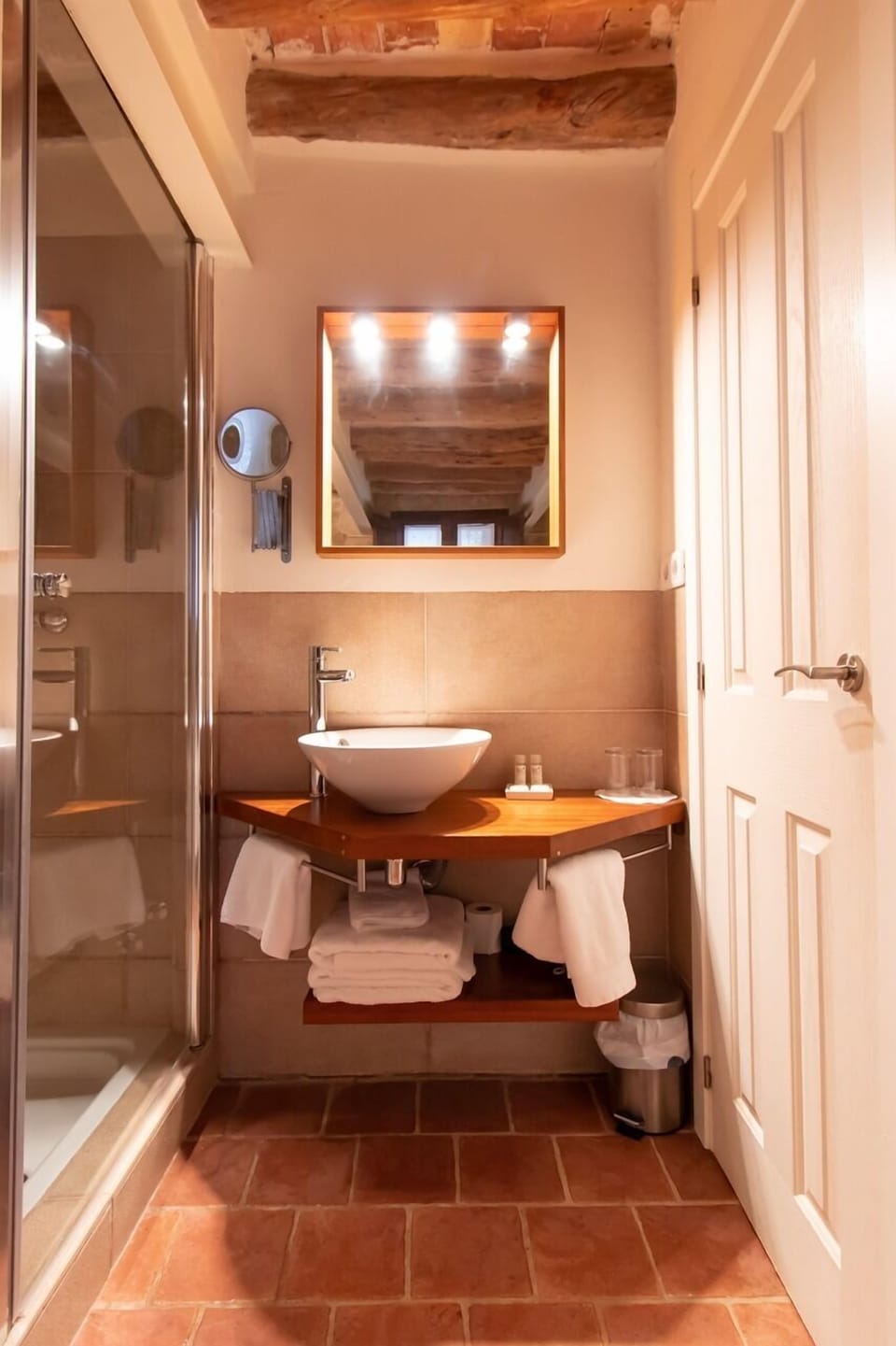 Room (5 Jara) | Bathroom | Free toiletries, hair dryer