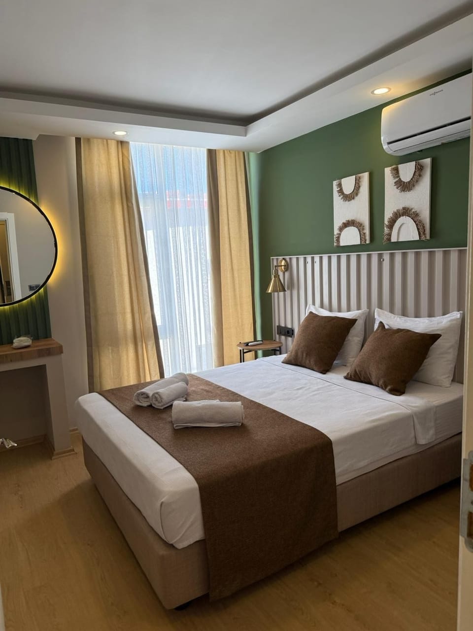 Hypo-allergenic bedding, free minibar items, desk, laptop workspace