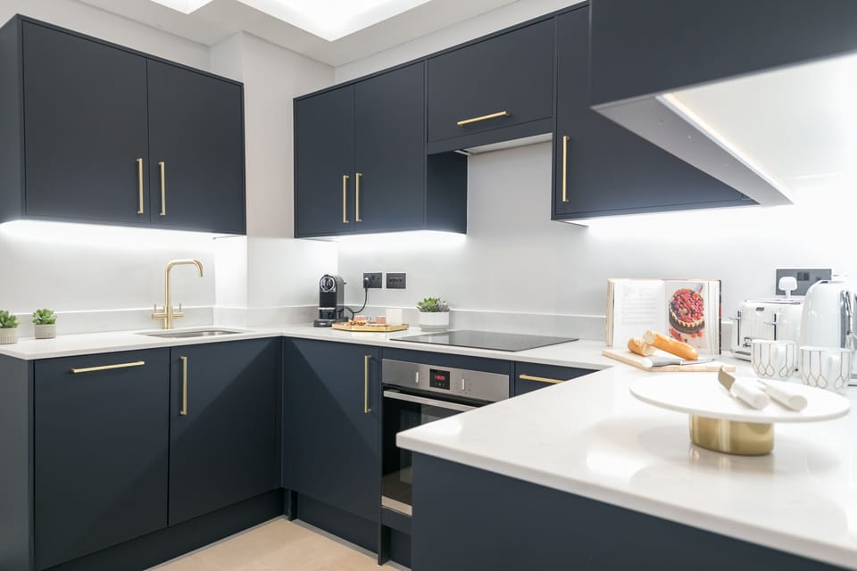 Deluxe Studio | Private kitchen | Fridge, microwave, oven, stovetop